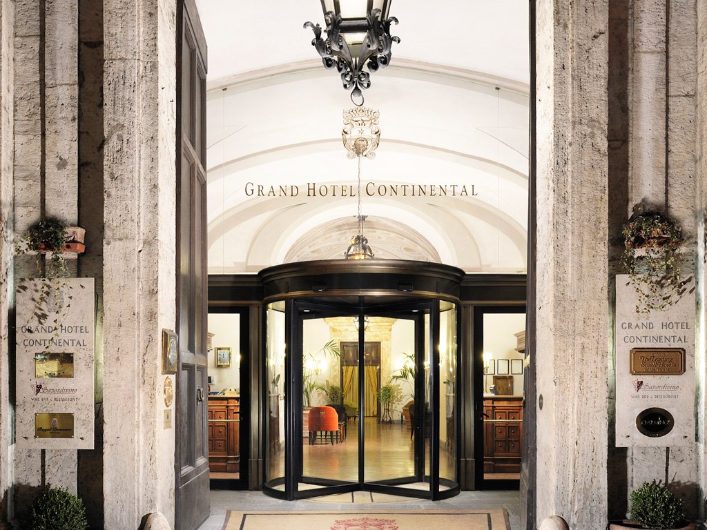 Entrance of Hotel Continental - entrance arcHITects srl – Piantini/Pasini