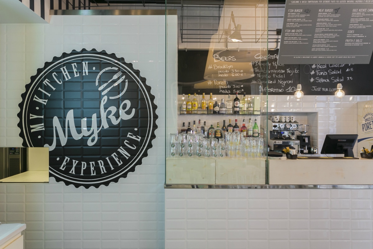 Counter view of Myke - fish&burger bar - arcHITects’ project aims at enhancing Myke’s values thanks to a carefull use of colors, lights, materials and ornamental plants.